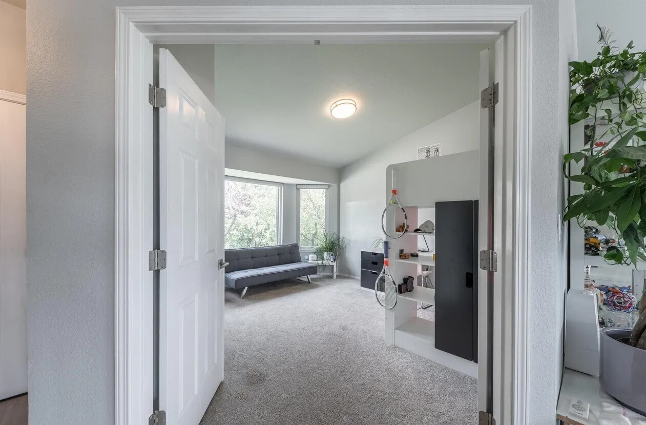 Building Photo - 932 University Ridge Ct