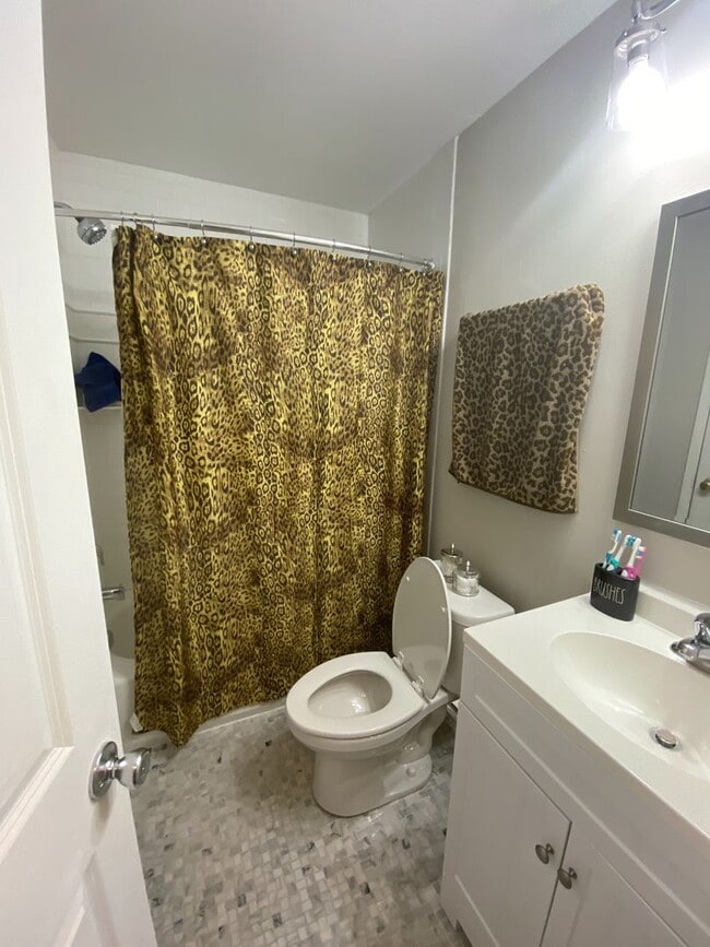 Building Photo - Beautiful & Fully Renovated 2 Bedroom / 1....