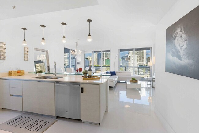 Building Photo - 2602 E Hallandale Beach Blvd