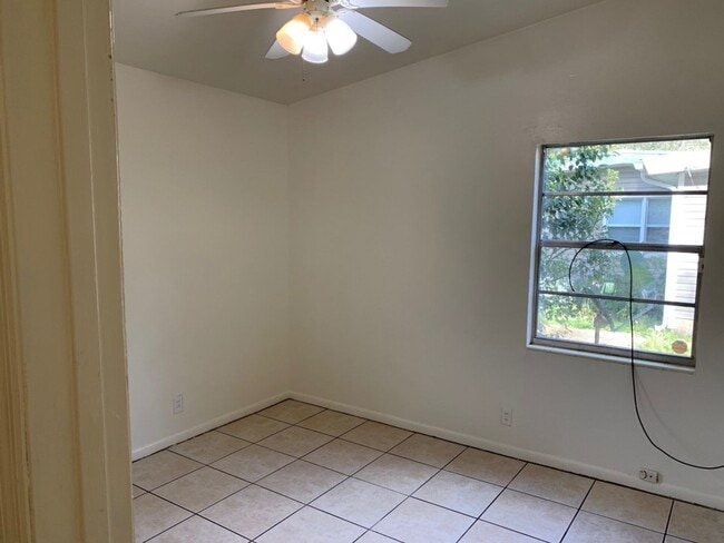 Building Photo - 4 bed 2 bath House- Walk to Doak Campbell Stadium!! Available August 2026!