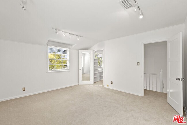 Building Photo - 1204 S Beverwil Dr