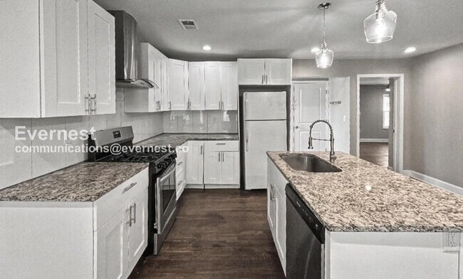 Building Photo - 3 Bed/2 Bath Home with In-Unit Laundry / Vouchers Accepted / Available Now!