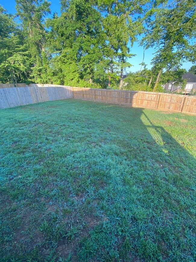 Building Photo - Move in with credit approval