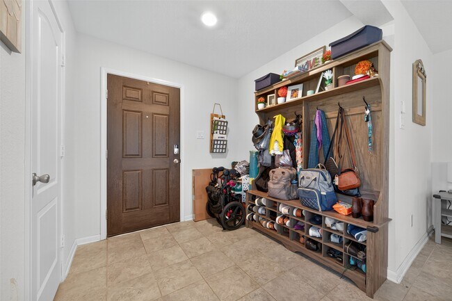 Building Photo - 2623 Hawthorn Park Ct