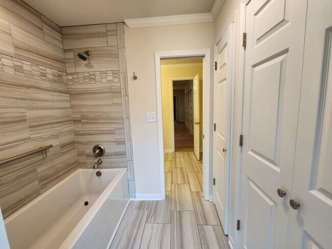 Building Photo - Executive Rental in Lake Redwine Community, 4 Bedrooms and 2.5 Baths 2 Car Garage - Newnan, GA