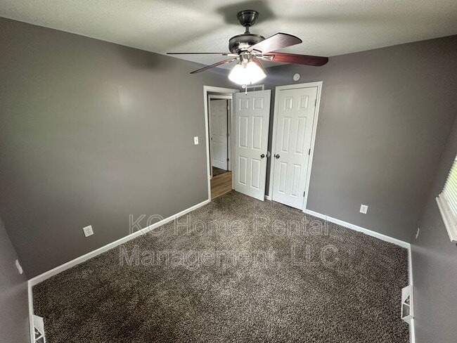 Building Photo - 424 NE Lakeview Dr
