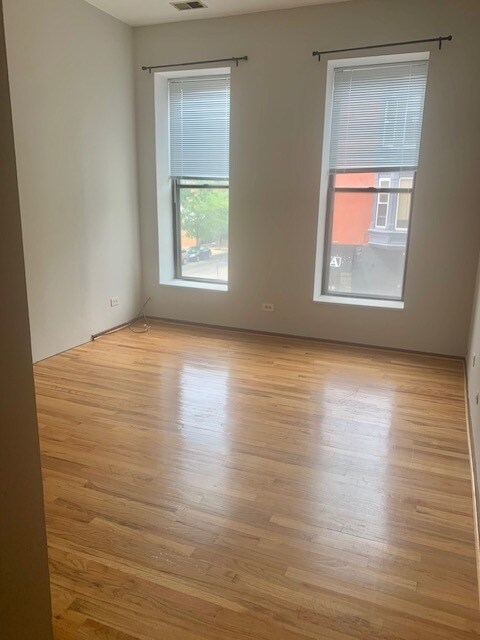 Building Photo - 3055 N Sheffield Ave