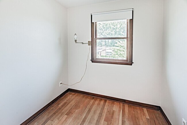Building Photo - 2412 Manet Rd