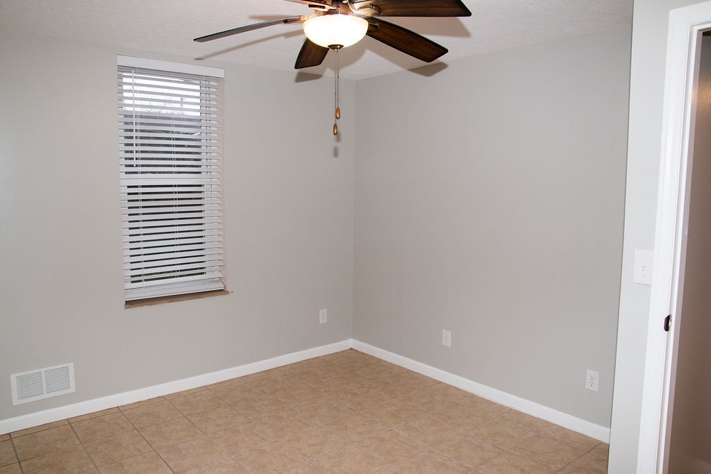 Building Photo - 809 Diamond Ct