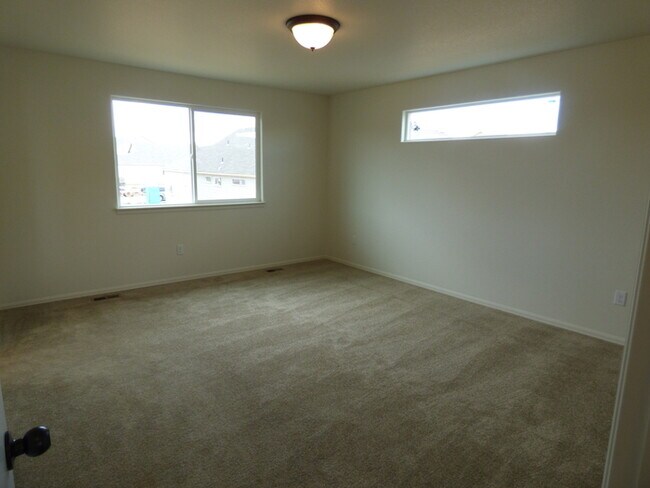 Building Photo - Spacious 3 Bedroom, 2.5 Bathroom Home in Berthoud- Easy Commuting!