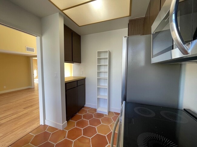 Building Photo - 837 N Calle De Pinos