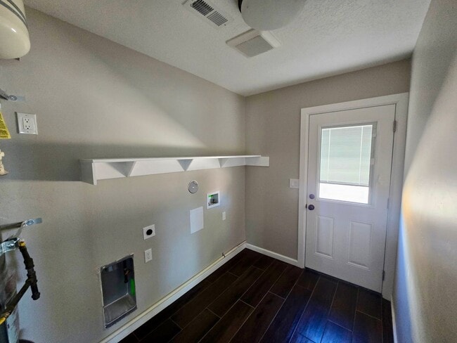 Building Photo - ***NEW*** 3-bedroom, 2-bath home in Albuquerque with all the modren finishes!