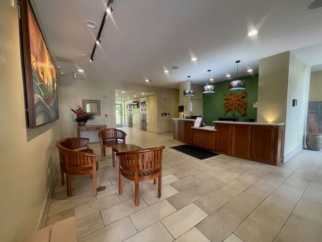 Building Photo - 2/2 Condo with 1 parking in Pool Community