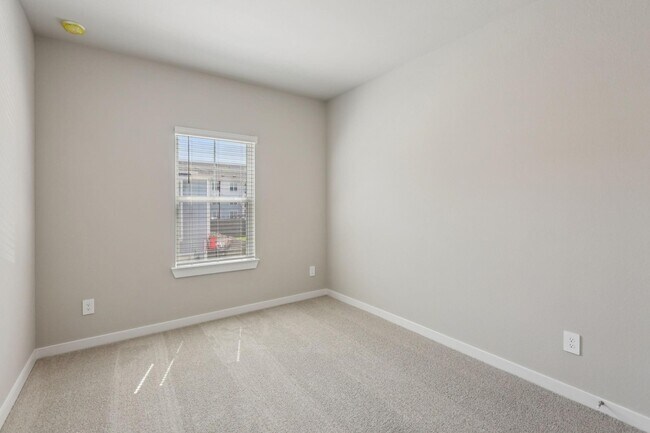 Building Photo - 567 Avisa Dr