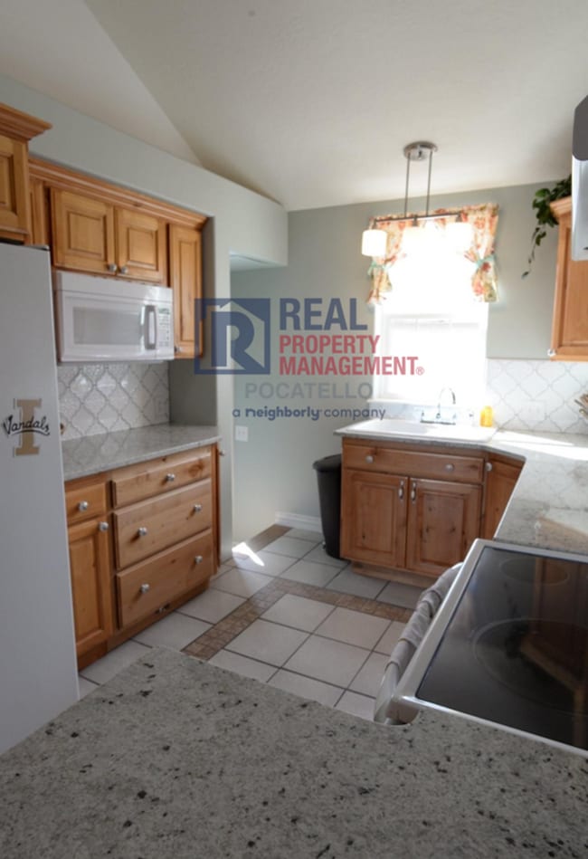 Building Photo - 3 bed 2 bath - House - Pet Friendly