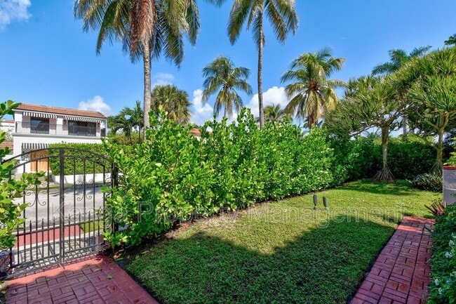 Building Photo - 194 Almeria Rd