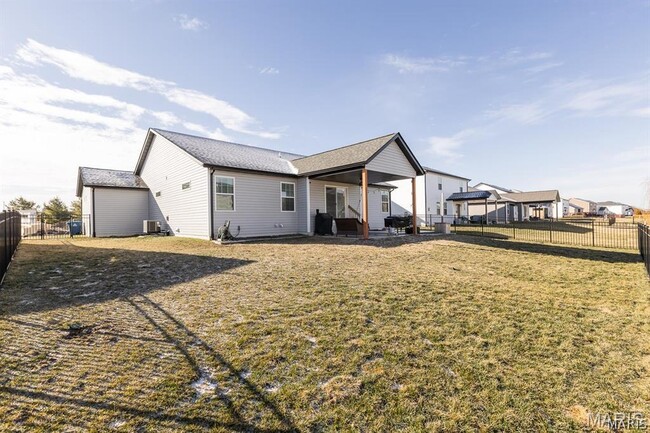 Building Photo - 3505 Chippewa Dr