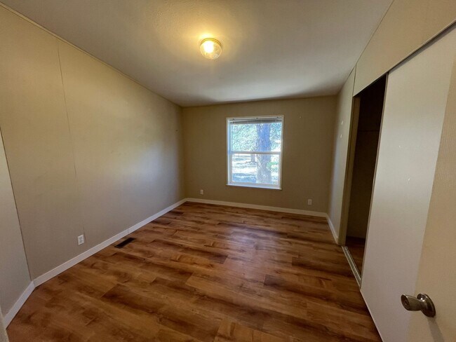 Building Photo - Country 3-bdr/2-bath with huge yard in Crooked River Ranch!