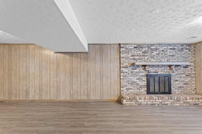 Building Photo - 1932 Mint Julep Ln