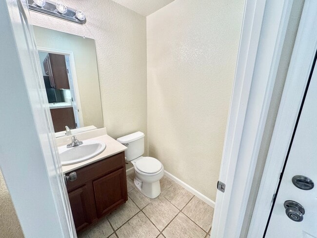 Building Photo - Lovely 2 Story Home In East Woodland In Great Location