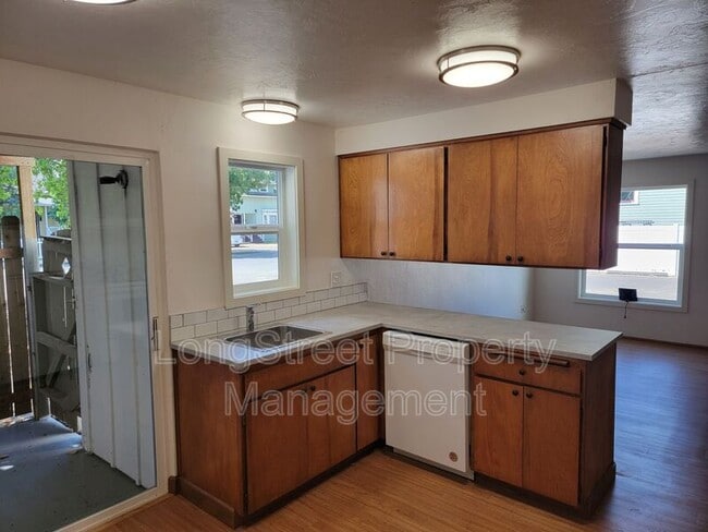 Building Photo - 627 3rd St SE