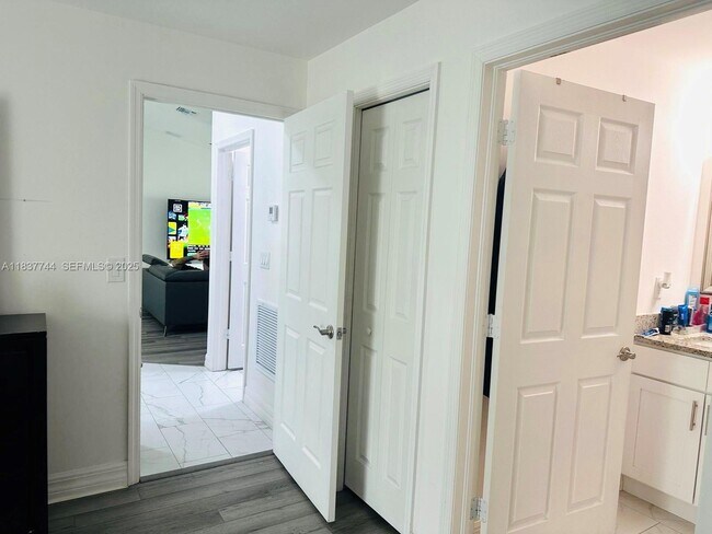 Building Photo - 2524 NE 5th Ave