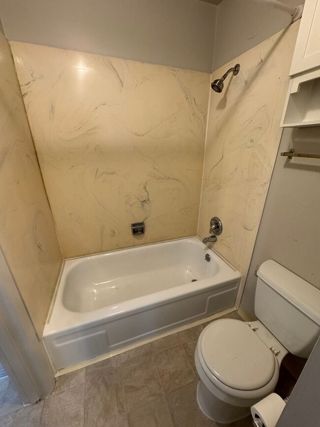 Building Photo - Spacious 2-Bedroom, 1.5-Bath Condo in Bear...