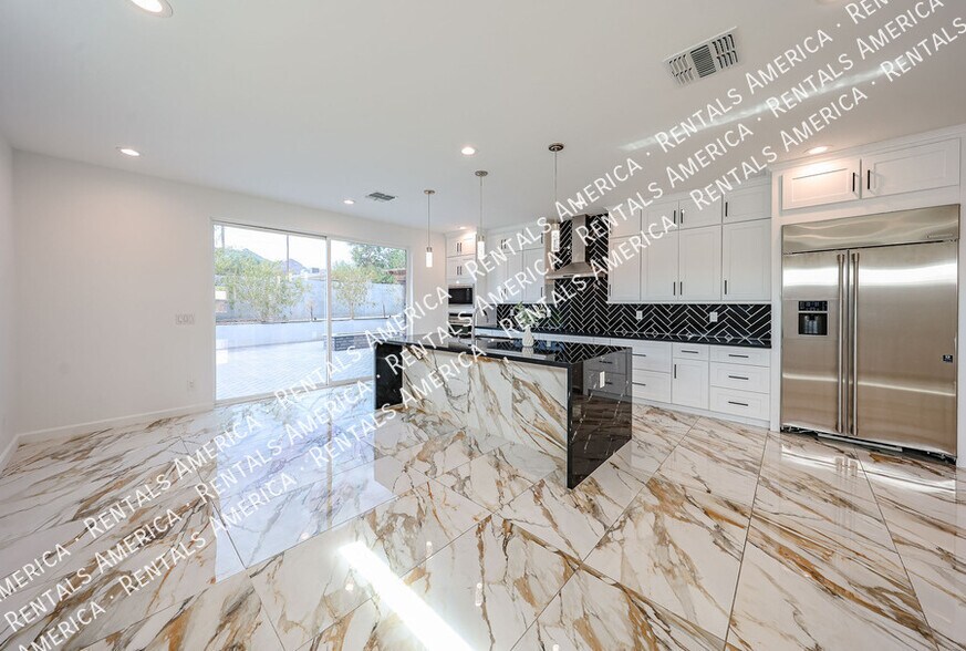 Building Photo - 347 E La Mirada Dr