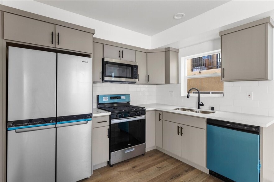 Building Photo - 860 N Hudson Ave