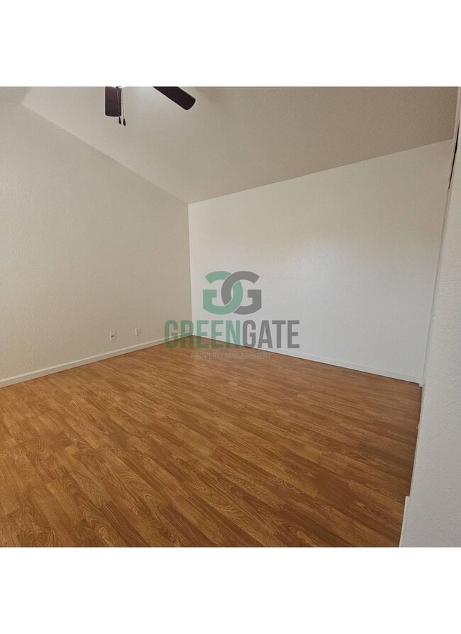 Building Photo - Beautiful 3 BEDROOM 2.5 BATH HOME IN MODES...