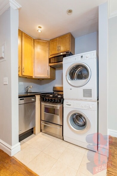 Primary Photo - 213 E 26th St