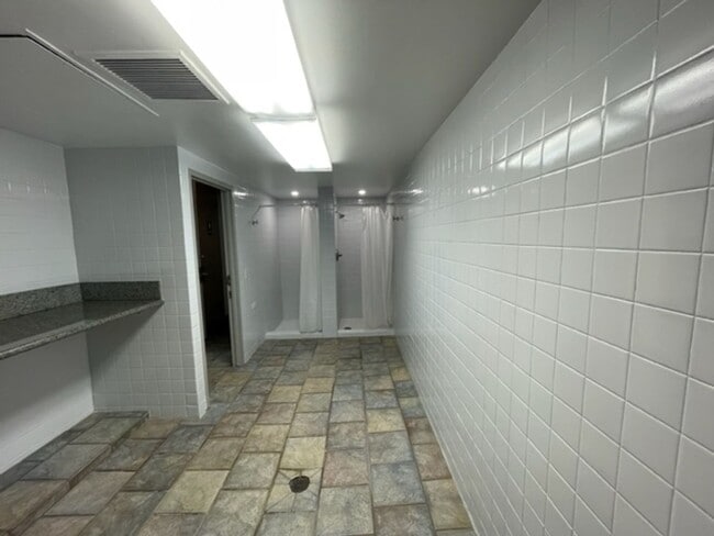 Building Photo - 411 Hobron Ln