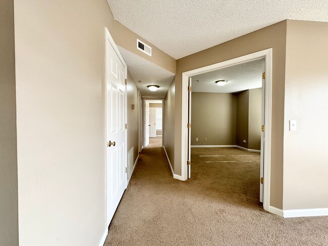 Building Photo - 2 Bedroom Condo with Washer/Dryer Included!