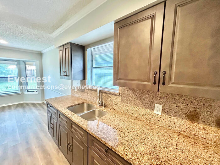 Building Photo - 7316 Glen Haven Dr