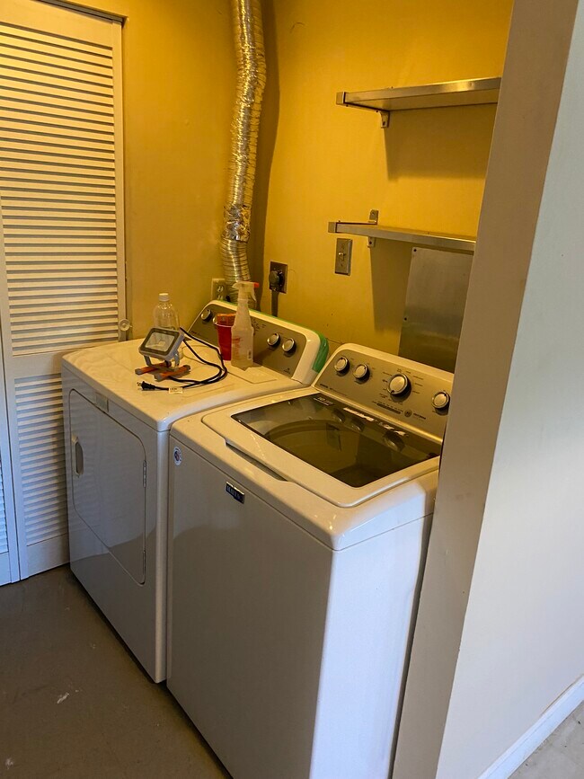 Building Photo - 6621 Greenvale Pkwy