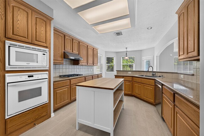Building Photo - 8519 Babbling Brook Ct