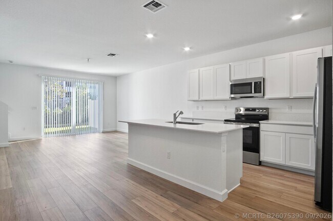 Building Photo - 381 SE Crossoak Ln