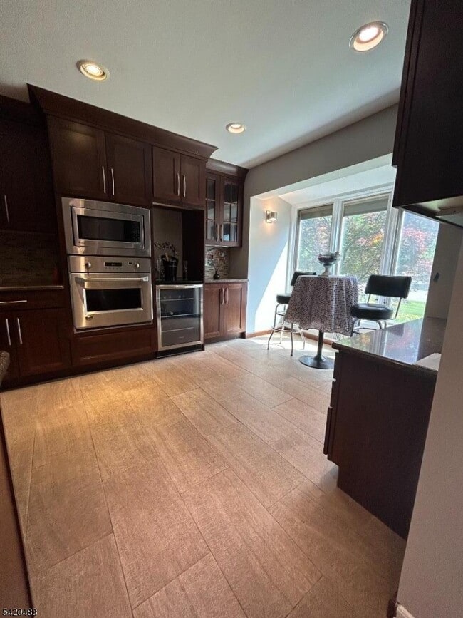 Building Photo - 220 Butternut Dr