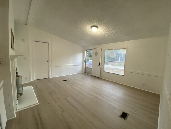 Building Photo - 2279 Sharon St