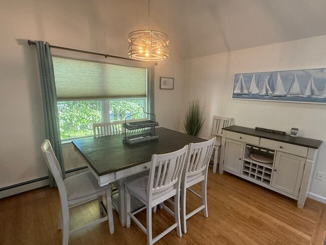 Building Photo - Spacious & Comfortable 4 Bedroom House - C...