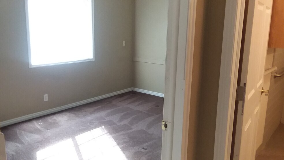 bed 1 - 375 W Pine St