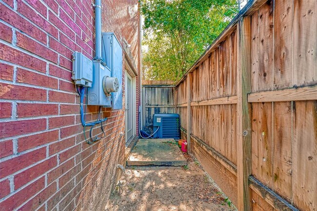 Building Photo - 5723 Larkin St
