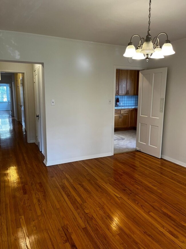 Building Photo - 10374 La Grange Ave