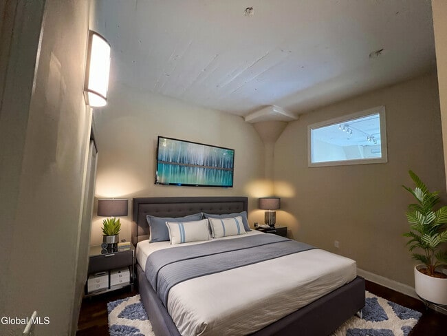 Building Photo - 733 Broadway