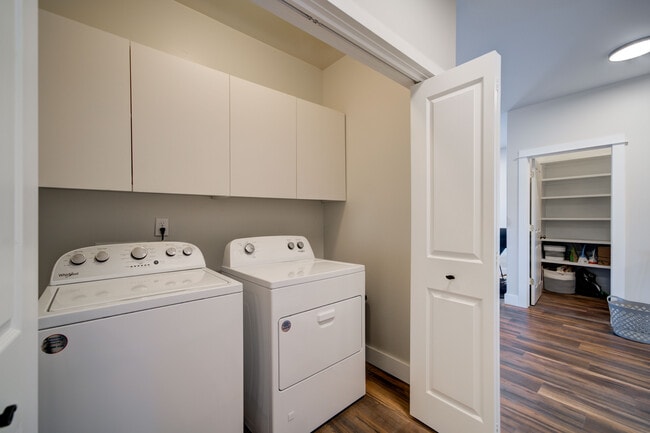 Building Photo - 32 E Clara Ct