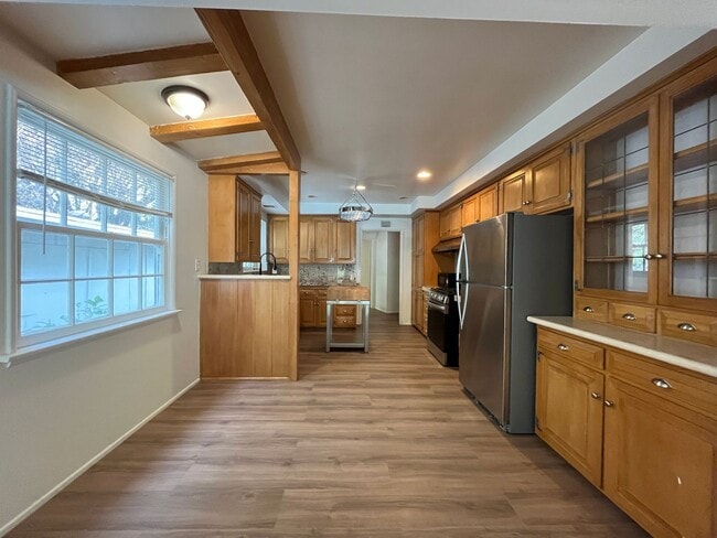 Building Photo - Encino 3+3 w/gated entry, pool + solar pan...