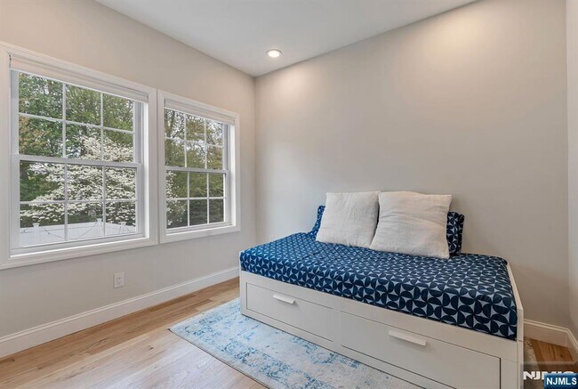 Building Photo - 765 6th Ave