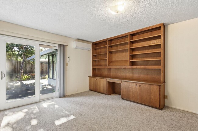 Building Photo - 4 Bedroom 3 Bathroom in Central Davis - Immediate Move-In