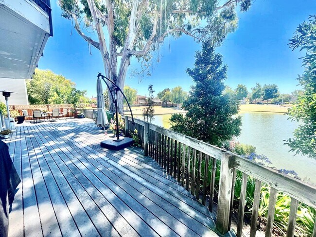 Building Photo - *COMING SOON!* 4 bed/3 bath lake house wit...