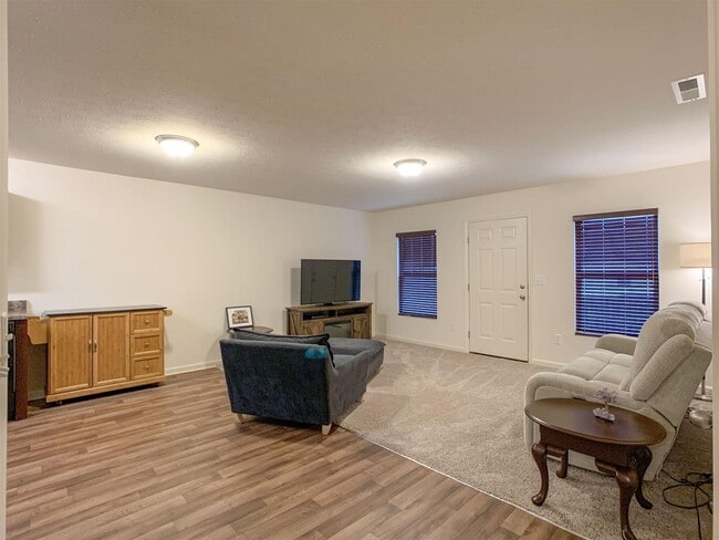 Building Photo - 391 Ariel Dr